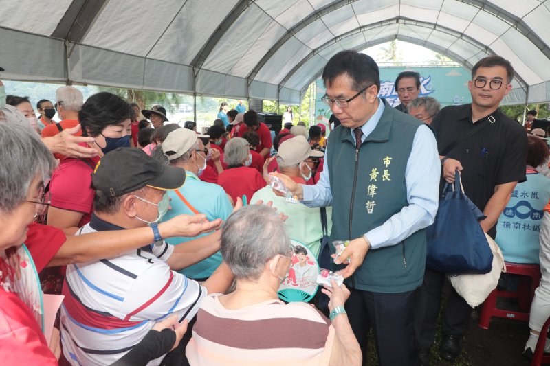 黃偉哲表示,水資源與市民生活農業發展息息相關,台南近年曾歷經嚴峻旱象 黃偉哲表示,水資源與市民生活農業發展息息相關,台南近年曾歷經嚴峻旱象