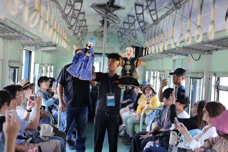 9月10日上午10時限量開賣,從11月至12月五班藍皮列車接力啟程,串聯鐵道、閱讀、地方文化與表演,引領旅人穿梭南迴山海間,開啟南方慢遊時光 9月10日上午10時限量開賣,從11月至12月五班藍皮列車接力啟程,串聯鐵道、閱讀、地方文化與表演,引領旅人穿梭南迴山海間,開啟南方慢遊時光