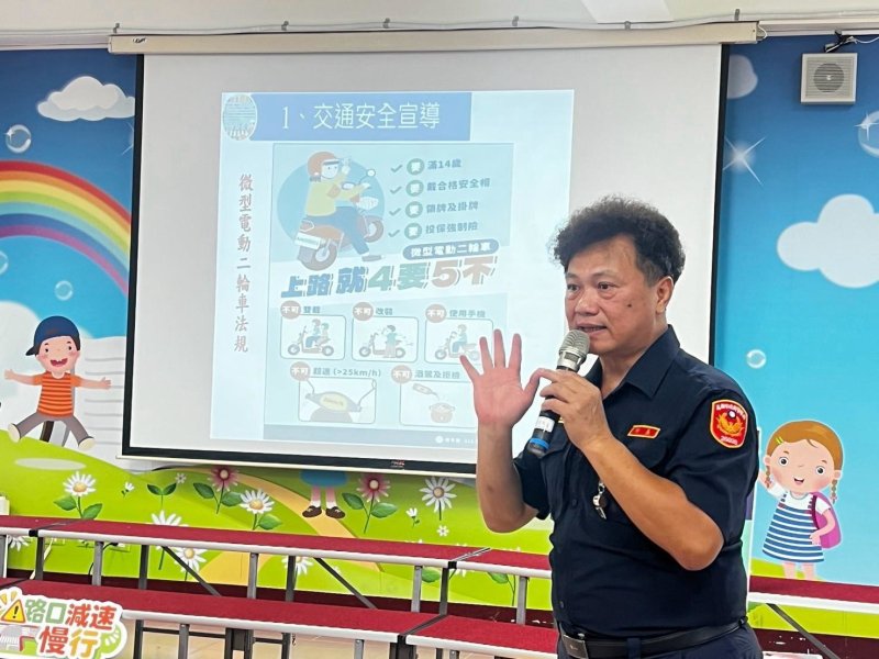 六龜警分局義寶派出所長林昌德親自到校宣導交通安全教育