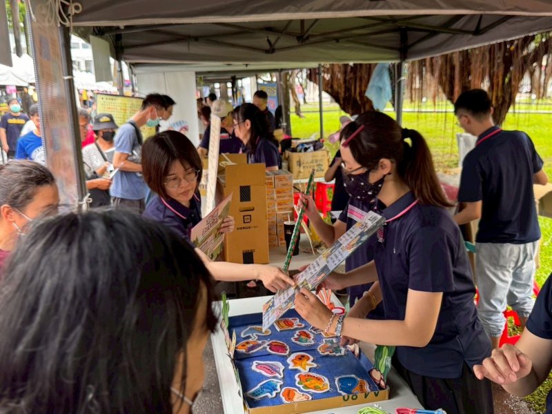 現場市集集結19家攤商，不管是鹹食小酌、輕食甜點、清涼飲品與小農在地好物，想吃點心、喝冰飲，還是採買在地好物，通通能一次滿足！