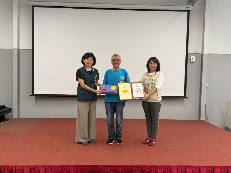 黃偉哲市長夫人劉育菁老師(右)及台南市府社會局郭乃文局長(左)致贈笁樂種子基金公益 黃偉哲市長夫人劉育菁老師(右)及台南市府社會局郭乃文局長(左)致贈笁樂種子基金公益
