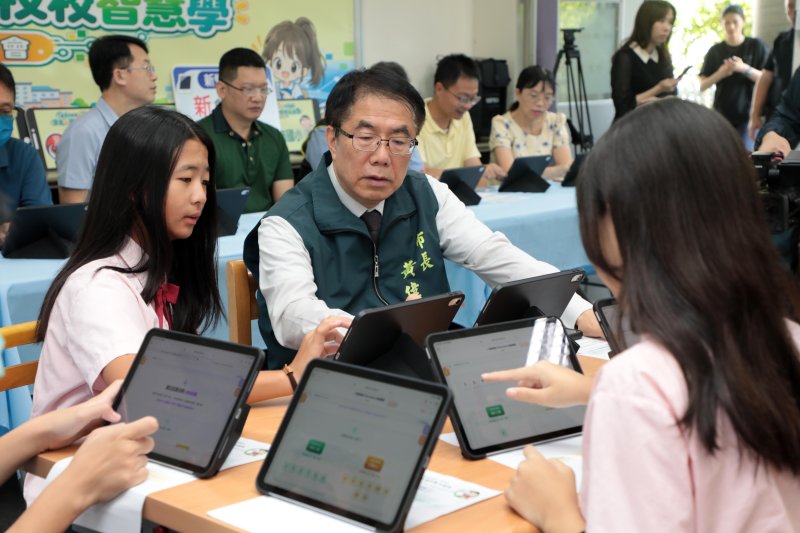 黃偉哲表示，台南自去(114)年起即提前部署AI平板及AI PC等數位學習設備