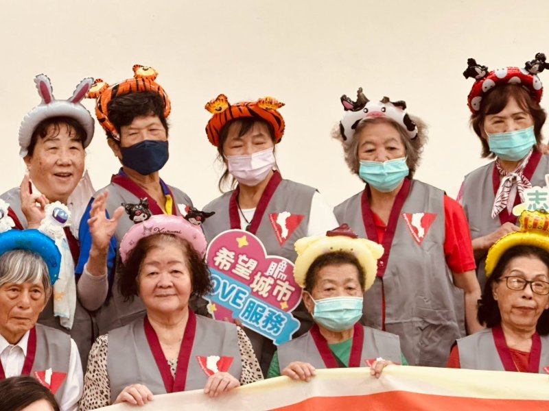 鄰近萬年溪旁的屏東市永安社區活動中心今(14)日舉辦「斑馬童玩工坊：高齡志工代間闖關營」活動