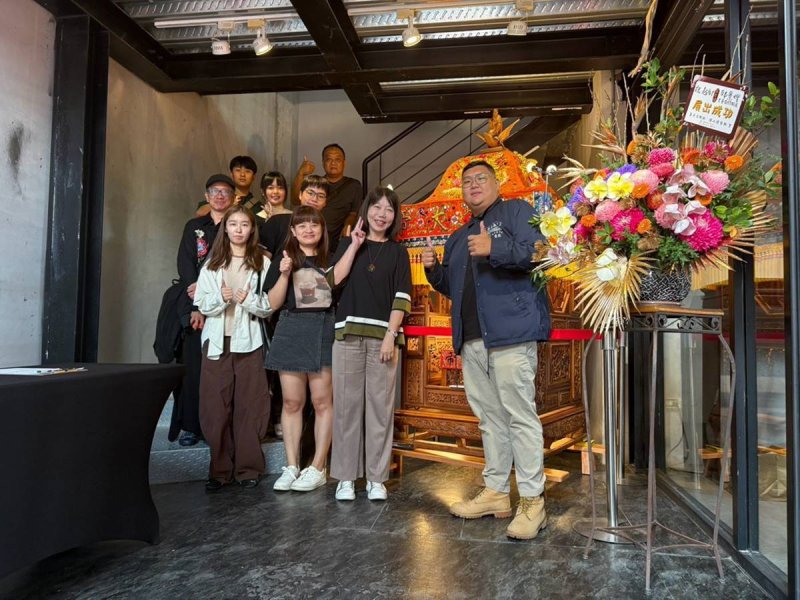 邱景煌親自為觀展民眾導覽,分享神明服飾、刺繡技法與宮廟文化的創作脈絡。 邱景煌親自為觀展民眾導覽,分享神明服飾、刺繡技法與宮廟文化的創作脈絡。
