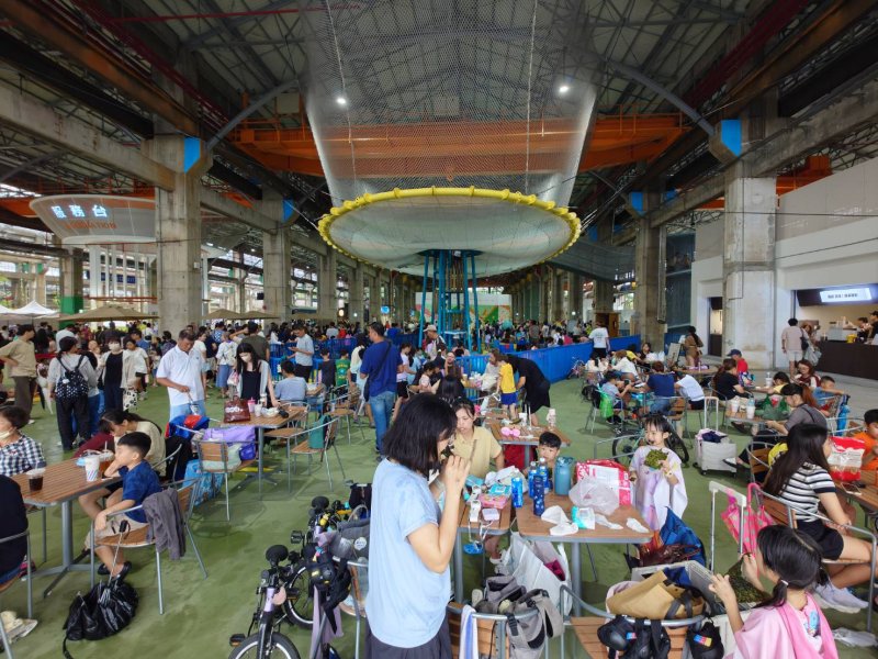 高雄親子遊樂園自8月8日開幕以來人氣持續升溫,開幕兩天即吸引約6.5萬人次入園 高雄親子遊樂園自8月8日開幕以來人氣持續升溫,開幕兩天即吸引約6.5萬人次入園