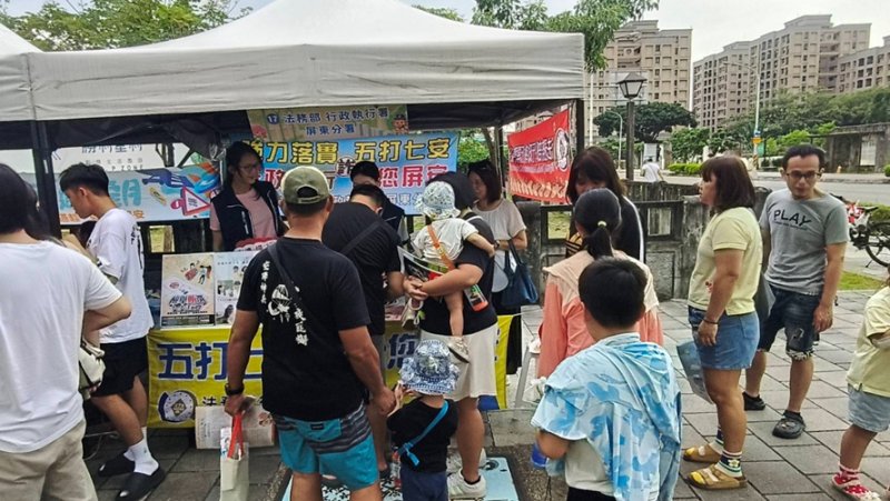 現場民眾踴躍參與,絡繹不絕,氣氛熱絡 現場民眾踴躍參與,絡繹不絕,氣氛熱絡