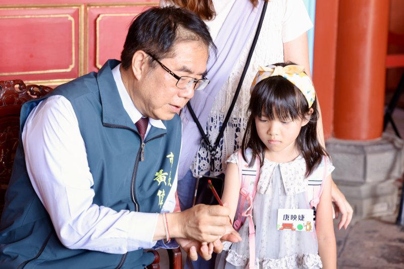 黃偉哲表示,台南孔廟「硃砂啟智」是延續多年的傳統儀式 黃偉哲表示,台南孔廟「硃砂啟智」是延續多年的傳統儀式