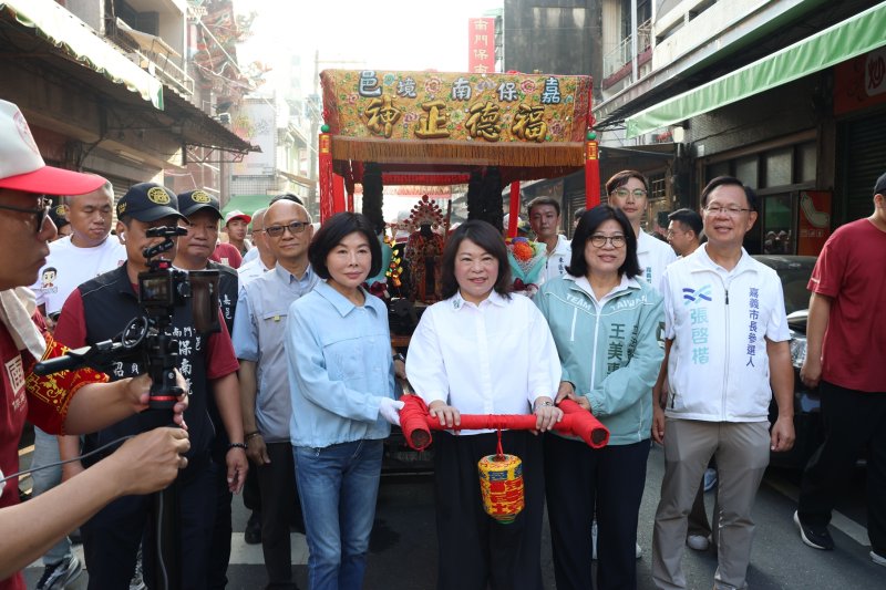 黃敏惠市長陪同神轎繞境 黃敏惠市長陪同神轎繞境