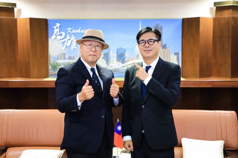 高雄市長陳其邁頒發「高雄市榮譽市民」證書予日本台灣交流協會高雄事務所奧正史所長，感謝其三年任內對台日交流的卓越貢獻