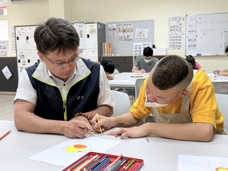 台電高雄區處林昶旭處長與喜憨兒一起體驗製作鑰匙圈 台電高雄區處林昶旭處長與喜憨兒一起體驗製作鑰匙圈