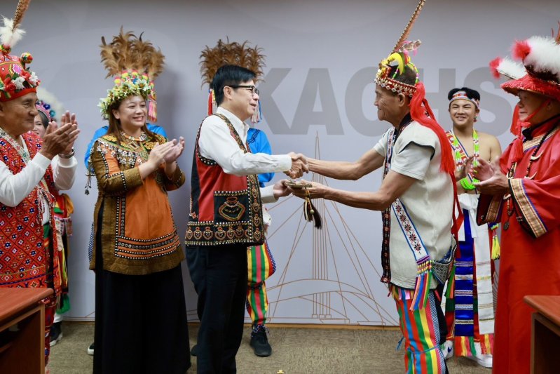TAKAO豐潮原住民族聯合豐年節報信」儀式，由部落傳統領袖與青年組成報信隊伍，透過吟唱古謠與傳統舞蹈，向市長及市民宣告豐年節將於10月17日至10月18日於衛武營國家藝術文化中心盛大登場