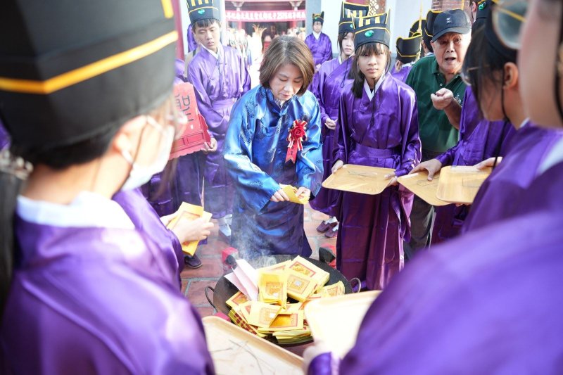 屏東縣各界大成至聖先師孔子2576週年誕辰釋奠典禮,今(24)日上午7時於屏東書院舉行,屏東縣長周春米率各界代表 屏東縣各界大成至聖先師孔子2576週年誕辰釋奠典禮,今(24)日上午7時於屏東書院舉行,屏東縣長周春米率各界代表
