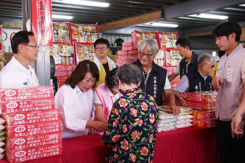 黃敏惠市長參與贊普品發放 一同渡過暖心中秋 黃敏惠市長參與贊普品發放 一同渡過暖心中秋