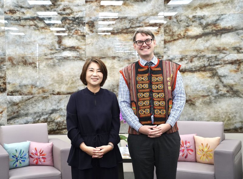 周縣長也特別致贈具屏東原住民文化意象的背心，邀請史處長有空多到屏東走走