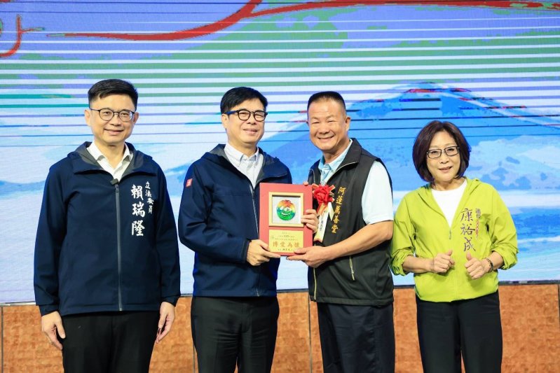 市長陳其邁親自頒獎表揚109家宗教團體,肯定其捐款總額逾9.7億元投入急難救助與弱勢照顧等慈善事業,並新增頒發10家宗教場所低碳環保認證 市長陳其邁親自頒獎表揚109家宗教團體,肯定其捐款總額逾9.7億元投入急難救助與弱勢照顧等慈善事業,並新增頒發10家宗教場所低碳環保認證