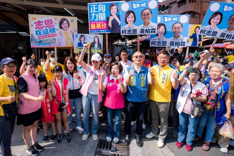 中秋連假第一天,國民黨高雄市長候選人柯志恩今(25)日上午走進三民區建興市場 中秋連假第一天,國民黨高雄市長候選人柯志恩今(25)日上午走進三民區建興市場