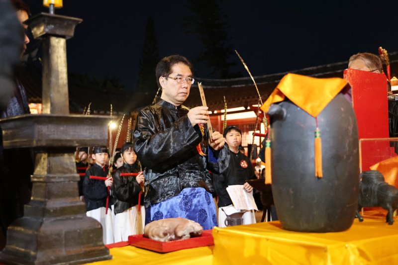 黃偉哲表示，每年9月28日教師節舉行祭孔典禮，是傳承文化與尊師重道精神的重要儀式