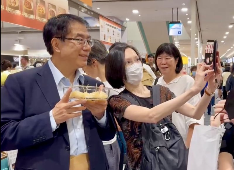 民眾與黃市長合照留念