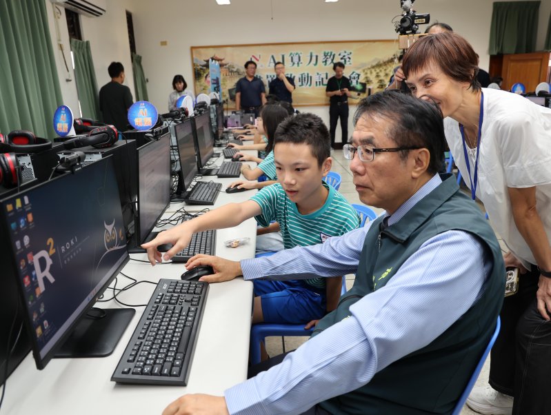 適逢教師節翌日，黃偉哲也感謝教師持續學習新科技、將AI融入課程