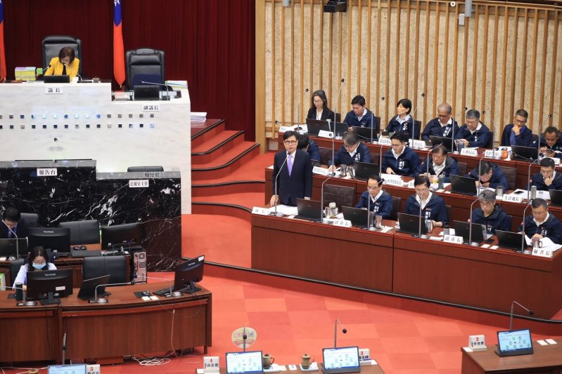 高雄市議會今日進行市政總質詢，市長陳其邁針對小港地區交通建設及未來發展向議員答詢