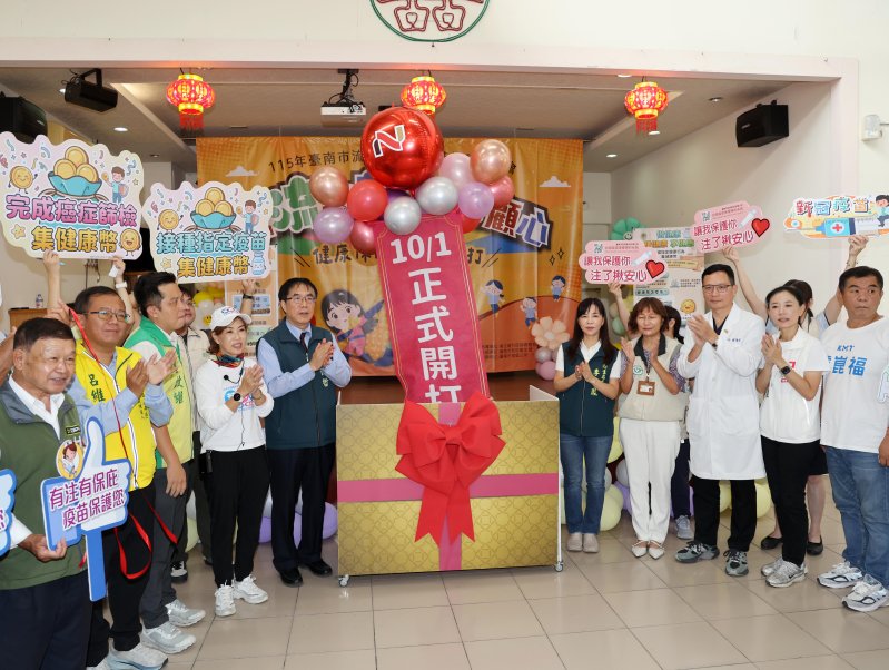 公費流感及COVID-19疫苗自今(1)日起正式開打，為守護市民健康，台南市長黃偉哲上午前往南區南都里活動中心