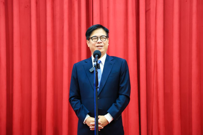陳其邁三度獲得最佳首長信任獎肯定，感謝市民朋友長期支持，盼市政推動一棒接一棒，讓高雄持續成長與進步