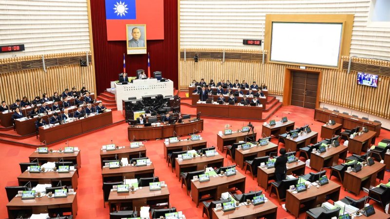 高雄市長陳其邁於市政總質詢表示,高雄要跟自己賽跑,不設限持續打拚向前,打造更具競爭力的城市 高雄市長陳其邁於市政總質詢表示,高雄要跟自己賽跑,不設限持續打拚向前,打造更具競爭力的城市