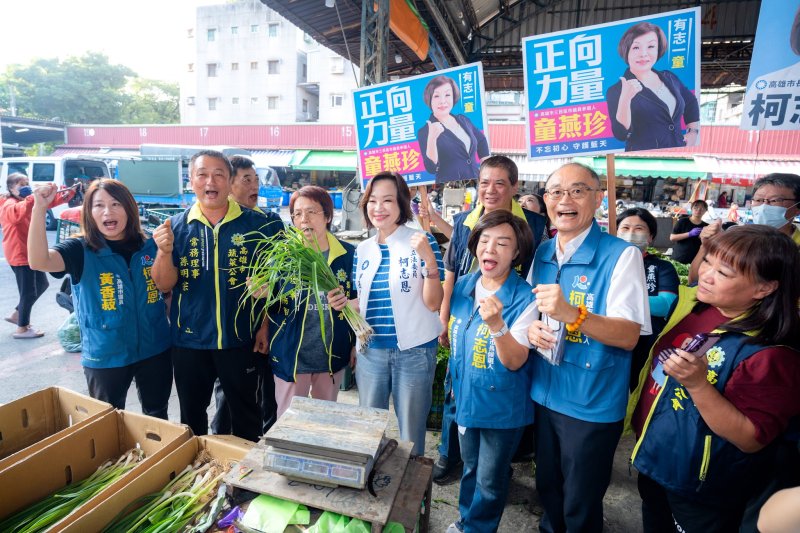 柯志恩一路向攤商及民眾握手問好，收到許多熱情加油與祝福