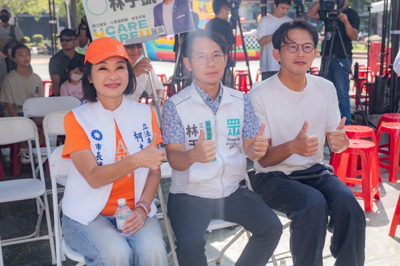 國民黨高雄市長候選人柯志恩今（4）日與民眾黨主席黃國昌合體