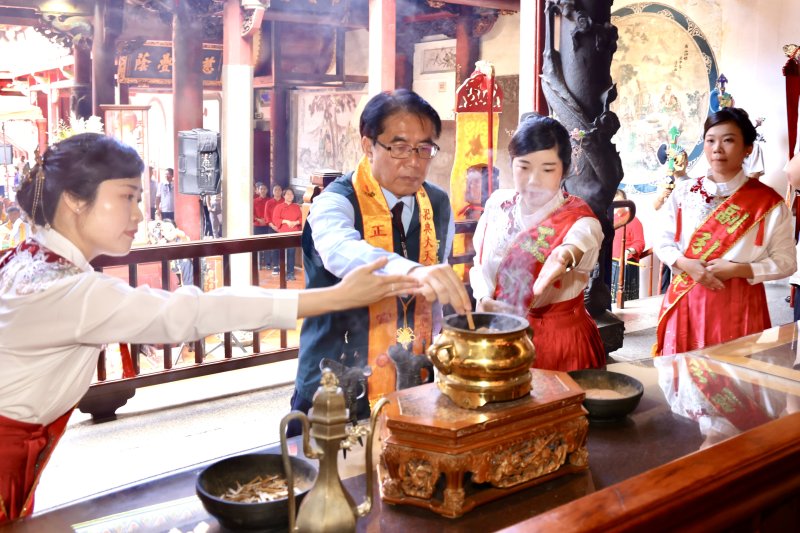 今日活動市議員許至椿、立委王定宇、陳亭妃、林俊憲服務處及各議員服務處代表也到場參與,共同見證秋祭祈福大典。 今日活動市議員許至椿、立委王定宇、陳亭妃、林俊憲服務處及各議員服務處代表也到場參與,共同見證秋祭祈福大典。