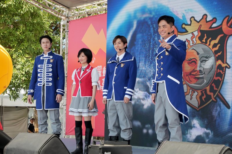 市府吉祥物菜奇鴨、夜奇鴨、魚頭君及YOYO藝人與民眾近距離互動 市府吉祥物菜奇鴨、夜奇鴨、魚頭君及YOYO藝人與民眾近距離互動