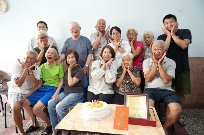 重陽節將至,屏東縣長周春米慰訪100歲的人瑞莊夜合女士 重陽節將至,屏東縣長周春米慰訪100歲的人瑞莊夜合女士