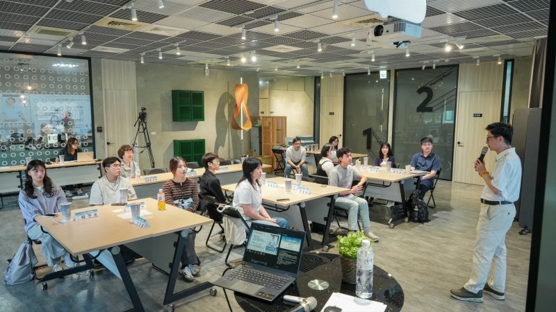 隨行業師佘志民教授說明17天海外見習課程、企業參訪、國際展覽、交通住宿及團隊規範 隨行業師佘志民教授說明17天海外見習課程、企業參訪、國際展覽、交通住宿及團隊規範
