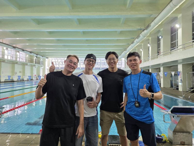 右起,王冠閎的教練黃智勇,許展維,亞運教練陳怡仲,亞運總教練李澄峯 圖/許展維提供 右起,王冠閎的教練黃智勇,許展維,亞運教練陳怡仲,亞運總教練李澄峯 圖/許展維提供
