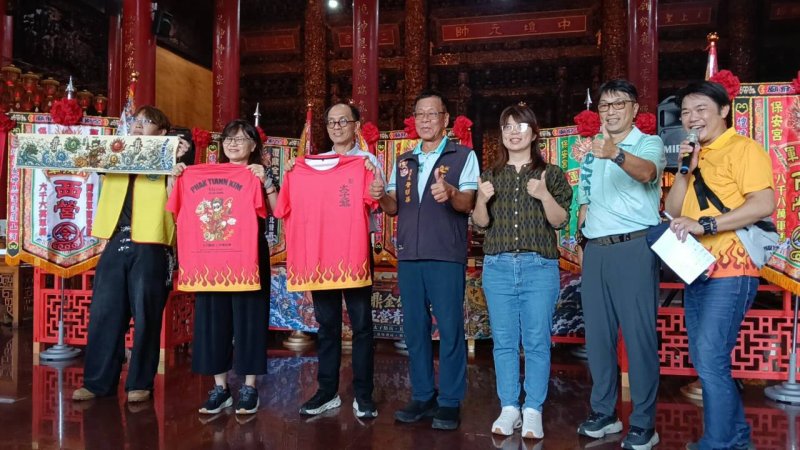 樹德科技大學副校長宋鴻麒(左三)、管理學院院長兼會展行銷與活動管理系主任黃秀慧(左二)，與覆鼎金保安宮董事長黃明華(中)、總幹事羅建明(右二)及計畫主持人李昭嫻老師(左二)及保安宮顧問江明龍與師生共同參與授旗儀式