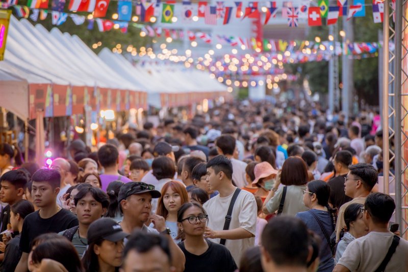 國慶連假相約屏東,一站玩遍世界!「2026世界在屏東」將於10月9日至11日,每日下午4時至晚間9時在屏東縣民公園熱鬧登場 國慶連假相約屏東,一站玩遍世界!「2026世界在屏東」將於10月9日至11日,每日下午4時至晚間9時在屏東縣民公園熱鬧登場