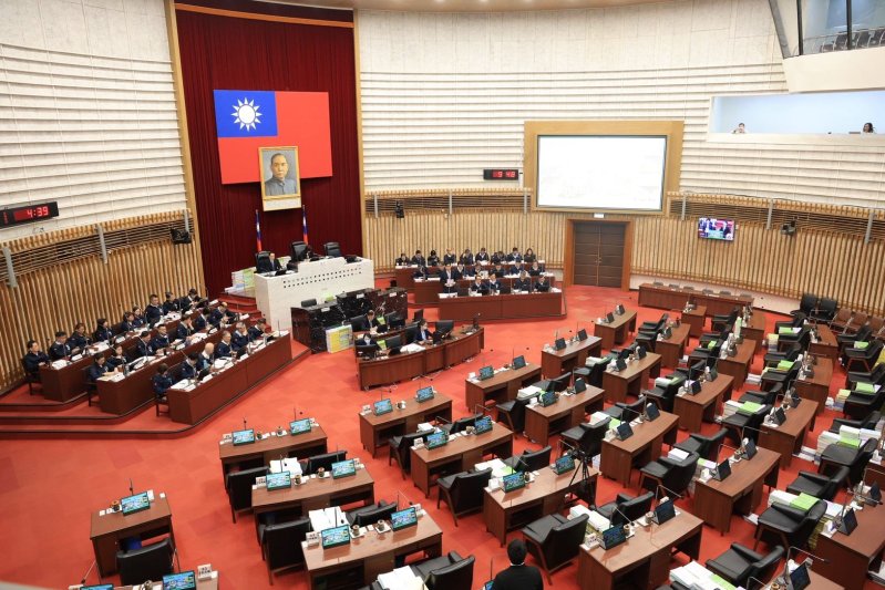 議員提及高雄產業發展，陳其邁指出，目前一些國際大廠要來，對於AI、半導體產業方面，投資高雄情形相當踴躍