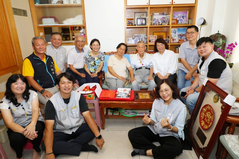 黃敏惠市長與百歲人瑞何子敬家庭合影