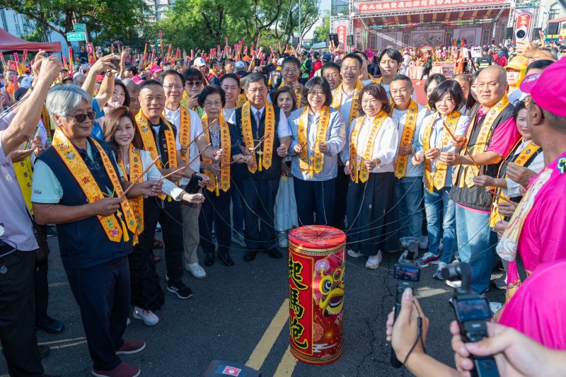 市長為媽祖蒞臨贊境點燃起馬炮 市長為媽祖蒞臨贊境點燃起馬炮
