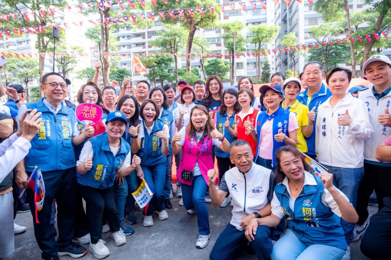 適逢雙十國慶,中國國民黨今(10)日首度移師高雄果貿社區舉辦國慶升旗典禮 適逢雙十國慶,中國國民黨今(10)日首度移師高雄果貿社區舉辦國慶升旗典禮