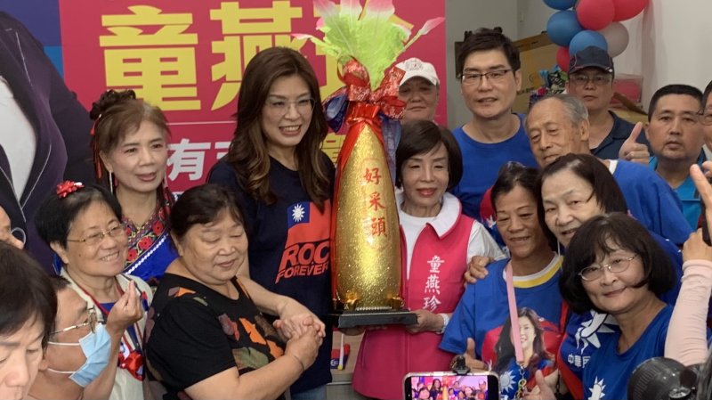 鄭麗文贈送好彩頭給童燕珍 祝他高票當選 圖/吳有炓 鄭麗文贈送好彩頭給童燕珍 祝他高票當選 圖/吳有炓