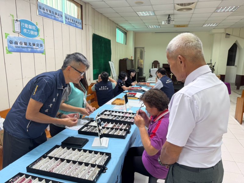 臺南市政府原住民族事務委員會主委白惠蘭Salau Kaljimuran指出,本次視力關懷行動針對年滿55歲 臺南市政府原住民族事務委員會主委白惠蘭Salau Kaljimuran指出,本次視力關懷行動針對年滿55歲