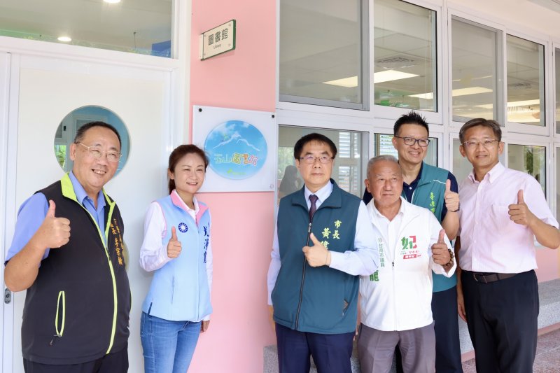 黃偉哲指出,市府持續改善校園軟硬體設施,例如推動「生生有平板」計畫 黃偉哲指出,市府持續改善校園軟硬體設施,例如推動「生生有平板」計畫