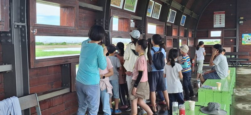 在賞鳥屋前觀察濕地鳥類-高雄市茄萣區觀光發展協會及台灣電力公司提供 在賞鳥屋前觀察濕地鳥類-高雄市茄萣區觀光發展協會及台灣電力公司提供