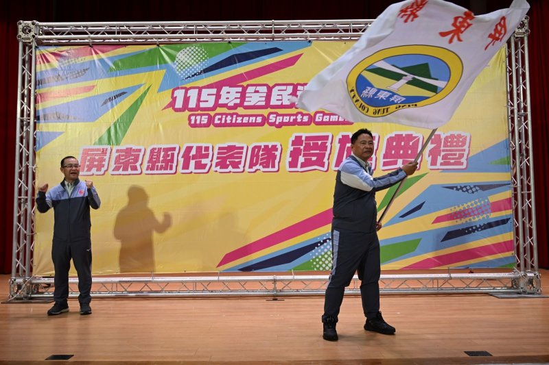 在全場熱烈的歡呼聲中揮舞縣旗,展現屏東隊高昂的奪勝決心