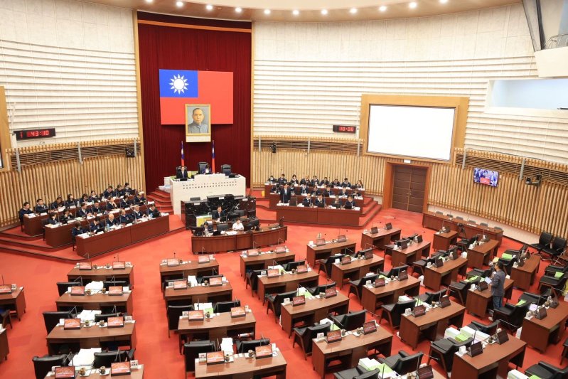 陳其邁進一步說明,第三塊地是鳳翔公園與鄰近的台糖土地,已請環保局編列調查經費,惟此處土地整合上較為複雜 陳其邁進一步說明,第三塊地是鳳翔公園與鄰近的台糖土地,已請環保局編列調查經費,惟此處土地整合上較為複雜