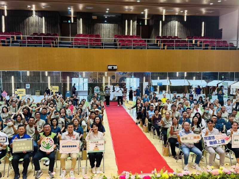 第12屆屏東縣農業大學結訓典禮圖-全體大合照 第12屆屏東縣農業大學結訓典禮圖-全體大合照