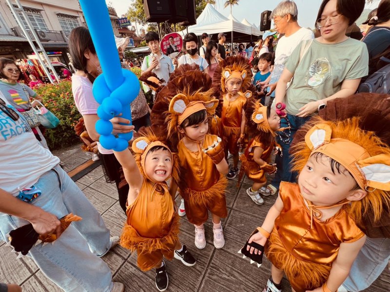 幼兒園藉由小火獅造型、角色扮演及踩街體驗，將地方信仰與傳統文化融入幼兒學習