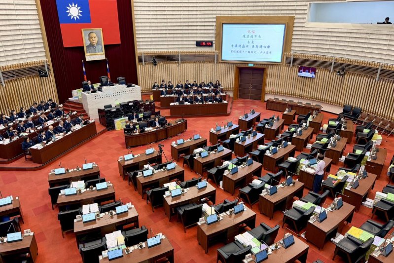 陳其邁指出,市府將研議負擔相關手續費,以提高計程車司機加入敬老卡合作意願,擴大服務量能 陳其邁指出,市府將研議負擔相關手續費,以提高計程車司機加入敬老卡合作意願,擴大服務量能
