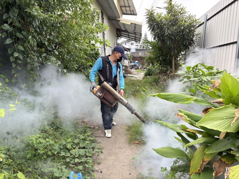 進行噴藥化學防治